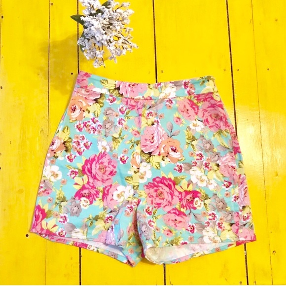 Pants - Extra high-waisted floral zip-up shorts✨ sz S